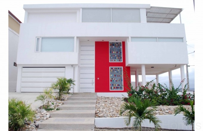 Se vende nueva casa de 3 pisos en la urbanizacion Manta Beach