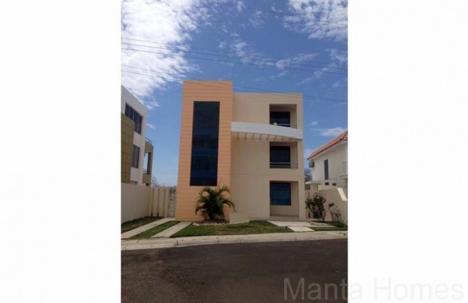 Se vende y se alquila la casa en Urbanizacion Manta Beach